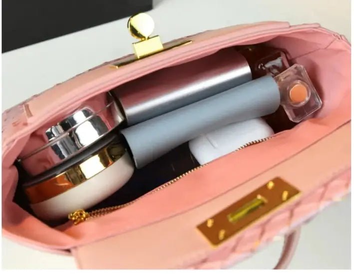 Intérieur du sac rétro en cuir autruche Girly, avec cosmétiques et accessoires, disponible sur SuzzaneMarket.