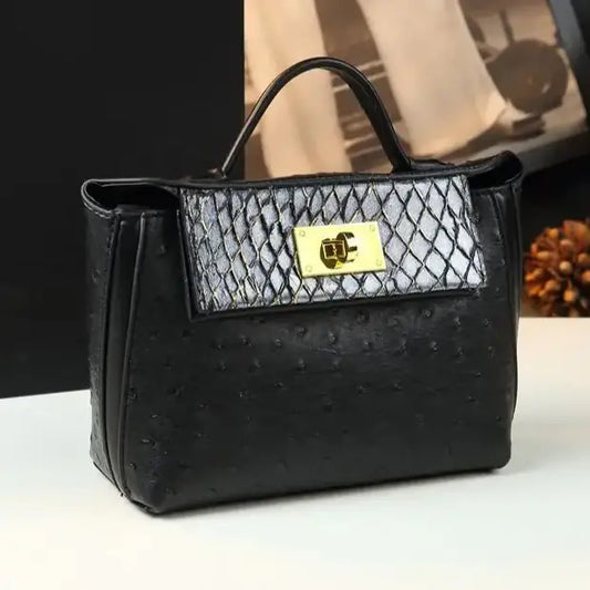 Sac rétro cuir autruche noir avec fermeture rabat et boucle, parfait pour le style chic. Disponible chez SuzzaneMarket.