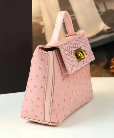 Petit sac rétro en cuir autruche rose avec fermeture dorée et poignée, SuzzaneMarket.