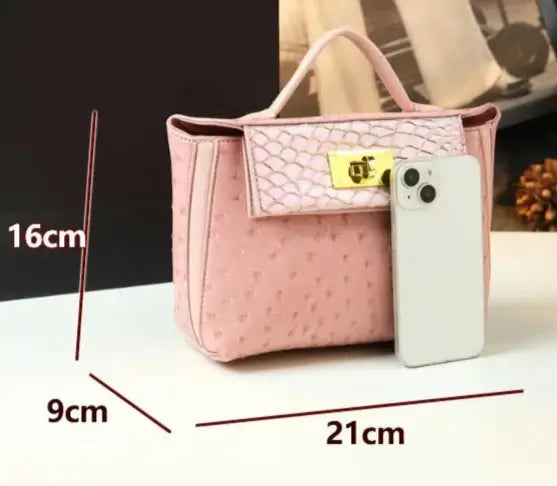 Sac rétro cuir autruche rose, dimensions 21x9x16 cm, avec fermeture rabat, poignée, et bride d'épaule. SuzzaneMarket.