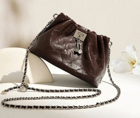 Petit Boule Cuir Froissé Sac en cuir froissé avec chaîne d'épaule, fermeture boucle, disponible sur SuzzaneMarket.