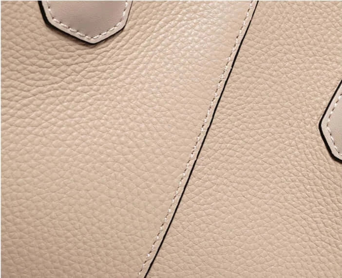 Close-up of beige textured leather used in the Sac Tote Cuir Grainé -MILES-, showcasing premium quality craftsmanship.