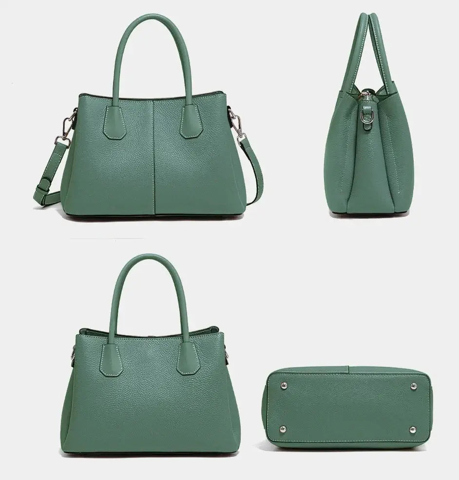 Sac Tote en cuir grainé vert, avec anses, bride d'épaule, poches intérieures et fermeture zipper.