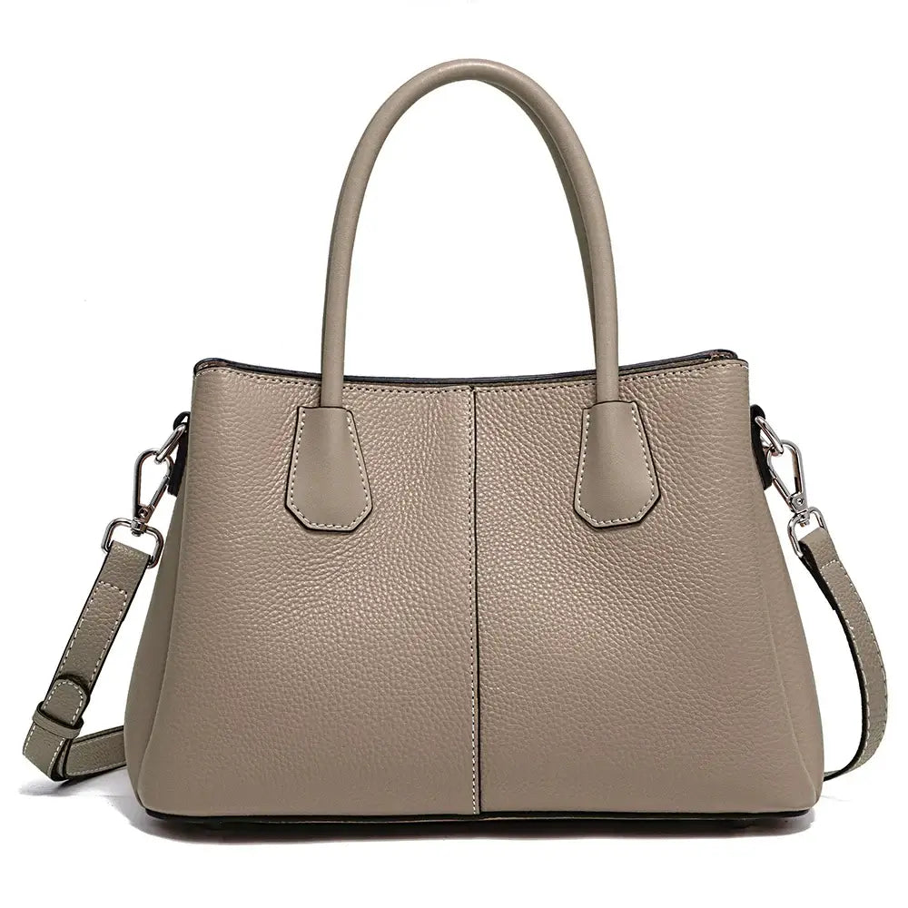 Sac Tote Cuir Grainé MILES en couleur beige, cabas avec grandes poches intérieures et anses.