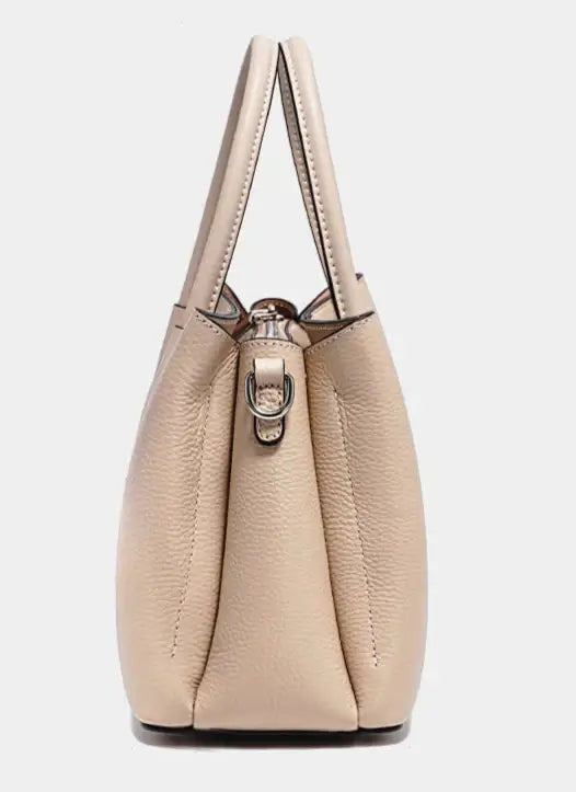 Sac Tote cuir grainé beige avec anses et fermeture zipper, organisé avec grandes poches intérieures.