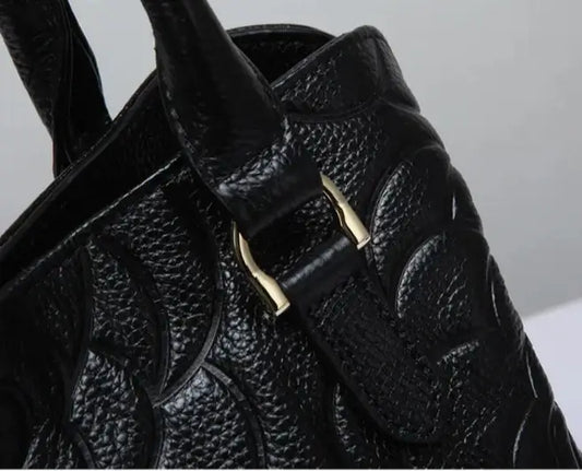 Close-up of MURA Noir Sac Tote featuring textured leather and stylish buckle detail.