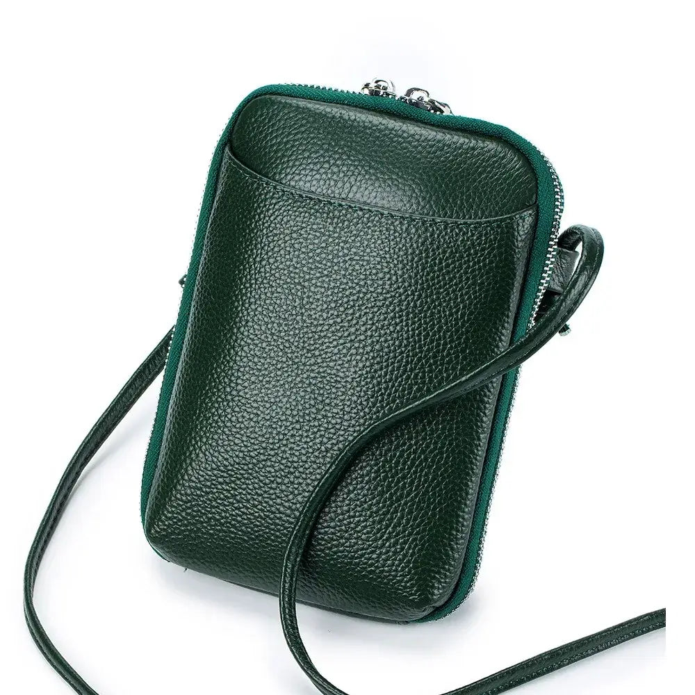 Sac pochette cuir grainé vert avec double fermeture zipper et longue bride d'épaule, pratique et élégant.