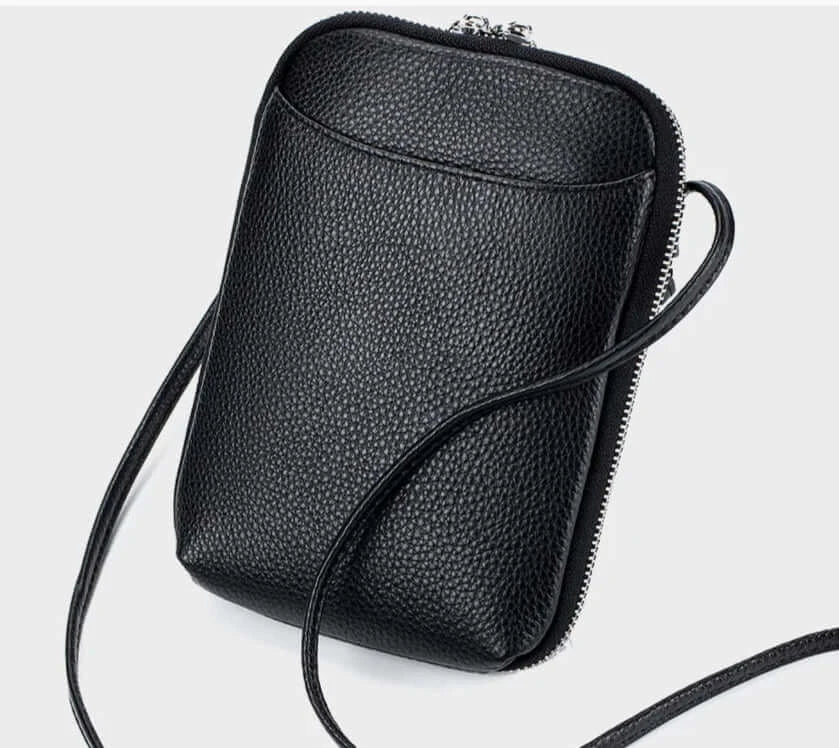 Sac pochette en cuir grainé noir avec double zipper et longue bride d'épaule, idéal pour l'essentiel.