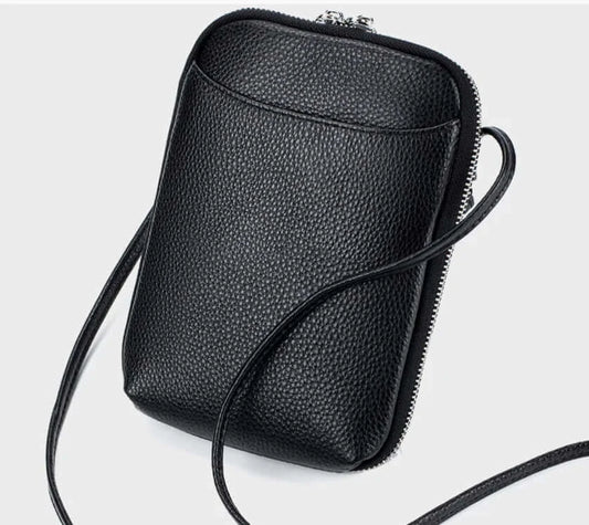 Sac pochette en cuir grainé noir avec double zipper et longue bride d'épaule, idéal pour l'essentiel.