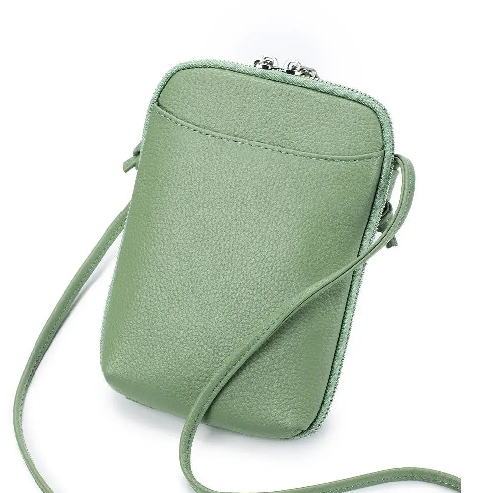 Sac pochette cuir grainé vert avec double fermeture éclair et longue bride d'épaule, pratique et élégant.