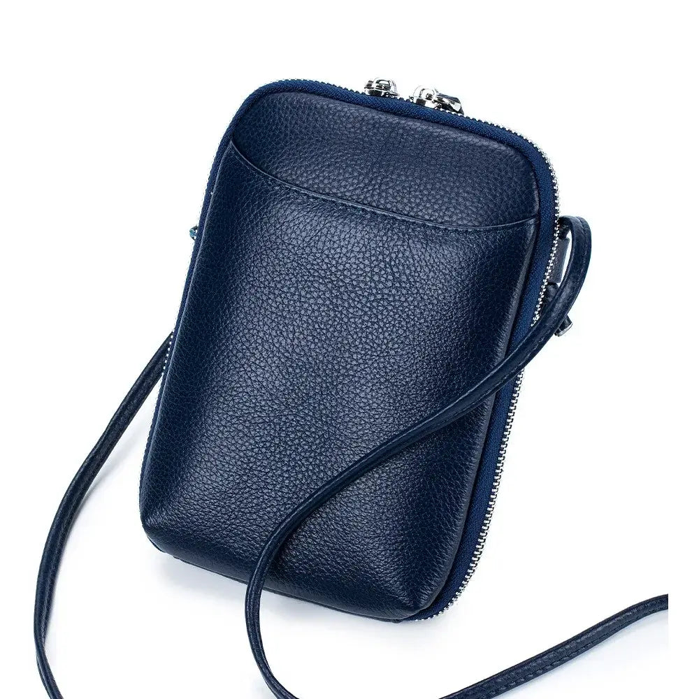 Sac pochette cuir grainé bleu marine avec double zipper et longue bride d'épaule, idéal pour un usage quotidien.