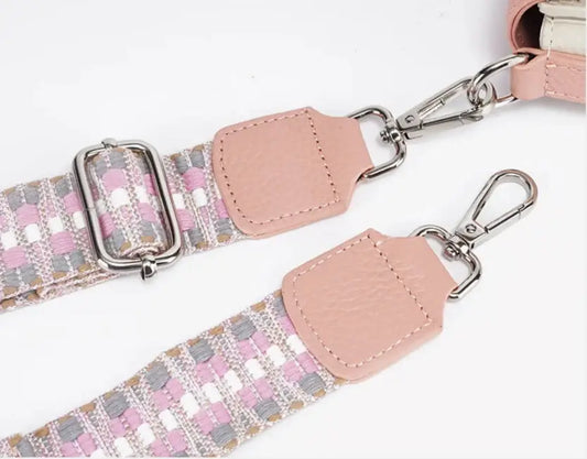 Détails des brides d'épaule pour le Sac Messenger Cuir bi-colore - ROSA- de Suzzanemarket. Design élégant avec clips.