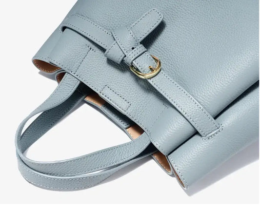 Sac Tote Cuir Grainé en bleu clair, avec double anse et fermeture en cuir, disponible sur Suzzanemarket.
