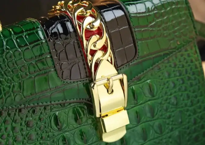 Sac Messenger Cuir Croco -THAU- en vert, avec fermeture dorée et finition crocodile. Disponible sur SuzzaneMarket.