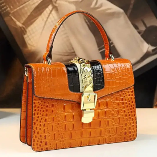 Sac Messenger Cuir Croco en orange, vintage, cuir pleine peau, ouverture rabat, disponible chez SuzzaneMarket.