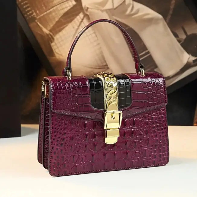 Sac Messenger Cuir Croco -THAU- en cuir pleine peau, vintage, couleur bordeaux, fermeture rabat, SuzzaneMarket.