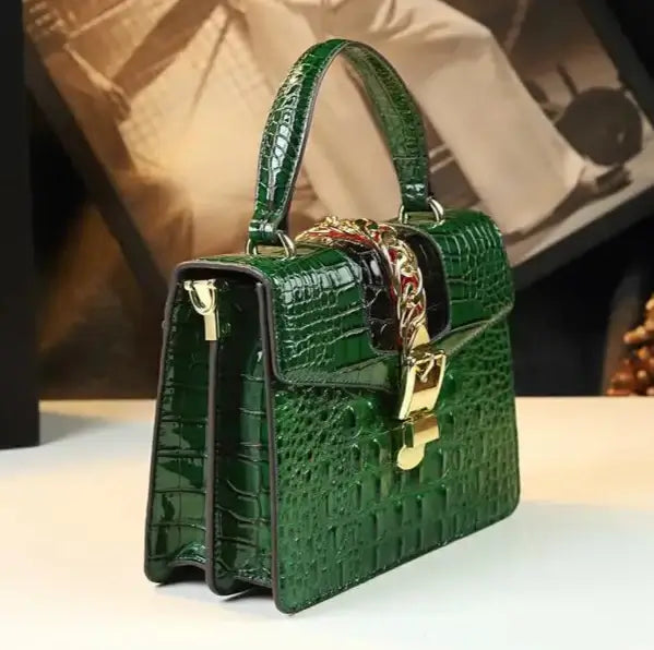 Sac Messenger Cuir Croco vert, vintage en cuir pleine peau, fermeture rabat, disponible chez SuzzaneMarket.