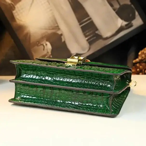 Sac Messenger Cuir Croco vert, vintage, rigide avec fermeture rabat. Disponible chez SuzzaneMarket.