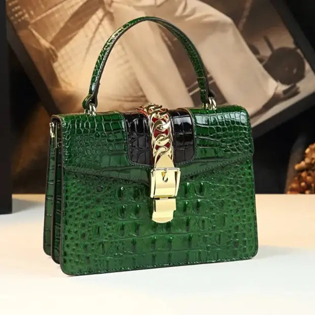 Sac Messenger Cuir Croco vert de SuzzaneMarket, cuir pleine peau, vintage, avec poignée classique et fermeture rabat.