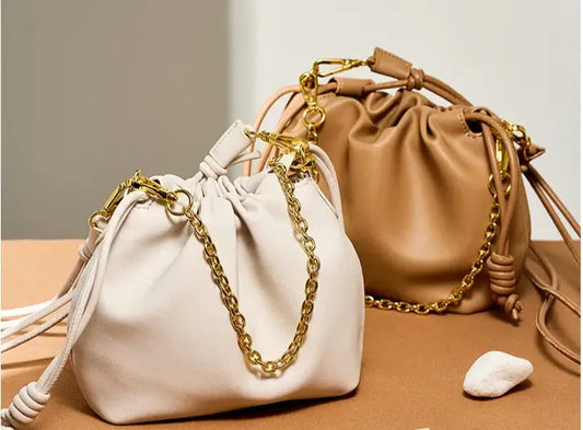 Sac Boule Cuir Lisse en beige et caramel avec chaînes interchangeables. Disponible chez SuzzaneMarket.