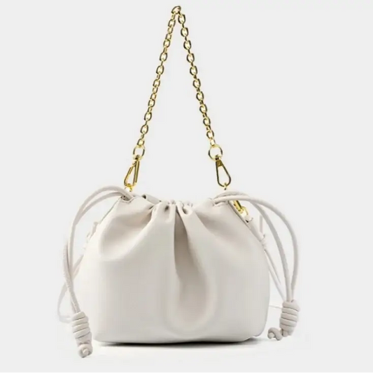 Sac Boule Cuir Lisse en blanc avec chaîne dorée et bride d'épaule interchangeable. Disponible chez SuzzaneMarket.