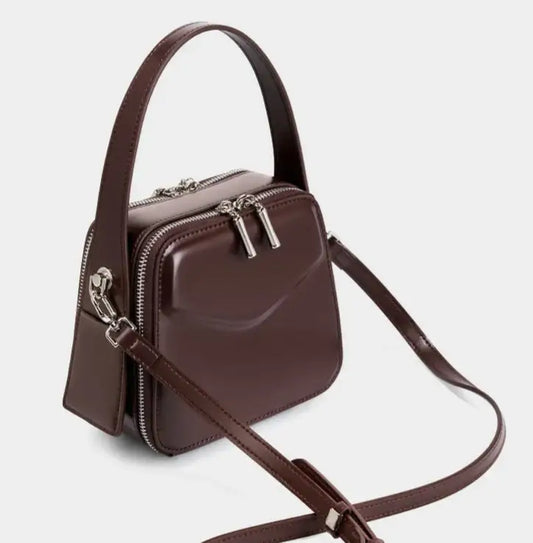 Sac Messenger Cuir Lisse -IBBA- en cuir marron, format carré, poches intérieures, anse et bride d'épaule. SuzzaneMarket.